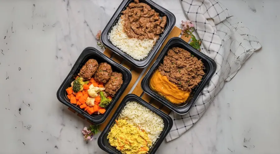 Marmitas pretas com refeições prontas